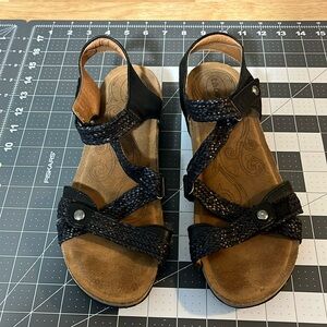 Taos sandals size 40 9-91/2 almost new